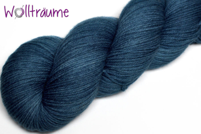 Molly High Twist Blaumohn, Uni marmoriert, handgefärbte Wolle von wollträume